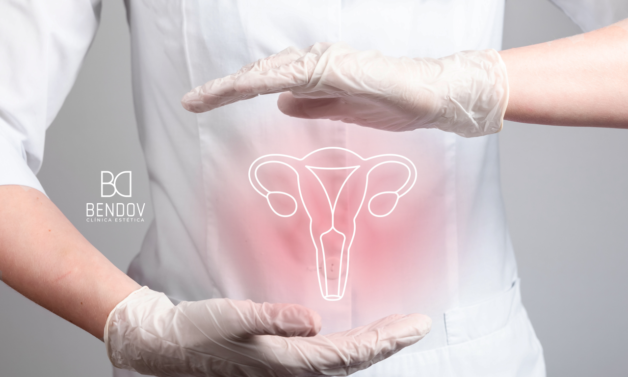 Mujer sonriendo después de un rejuvenecimiento vaginal con láser CO₂